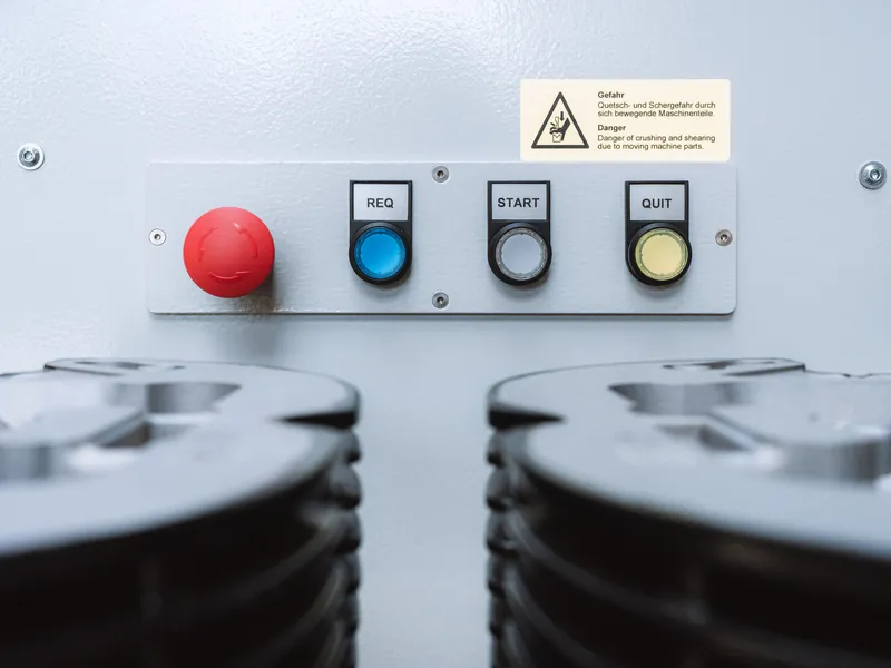 Bedienfeld mit Not-Halt und Starttaster