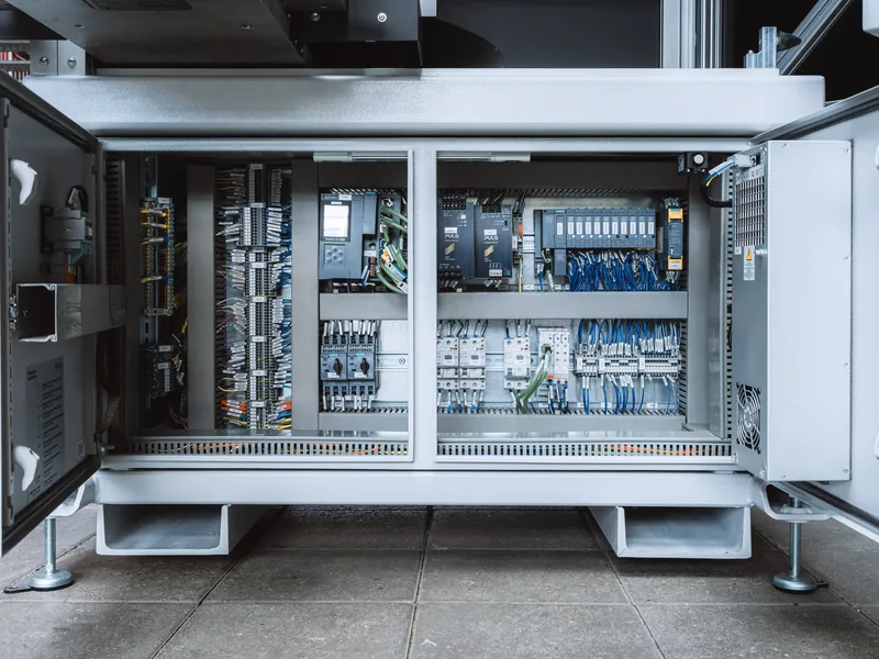 Geöffneter Schaltschrank der Anlage