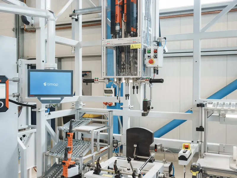 Arbeitsplatz mit Werkerführung und Schraubkopf