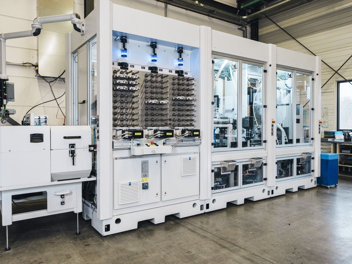 Assembly cell with operator panel and guarding