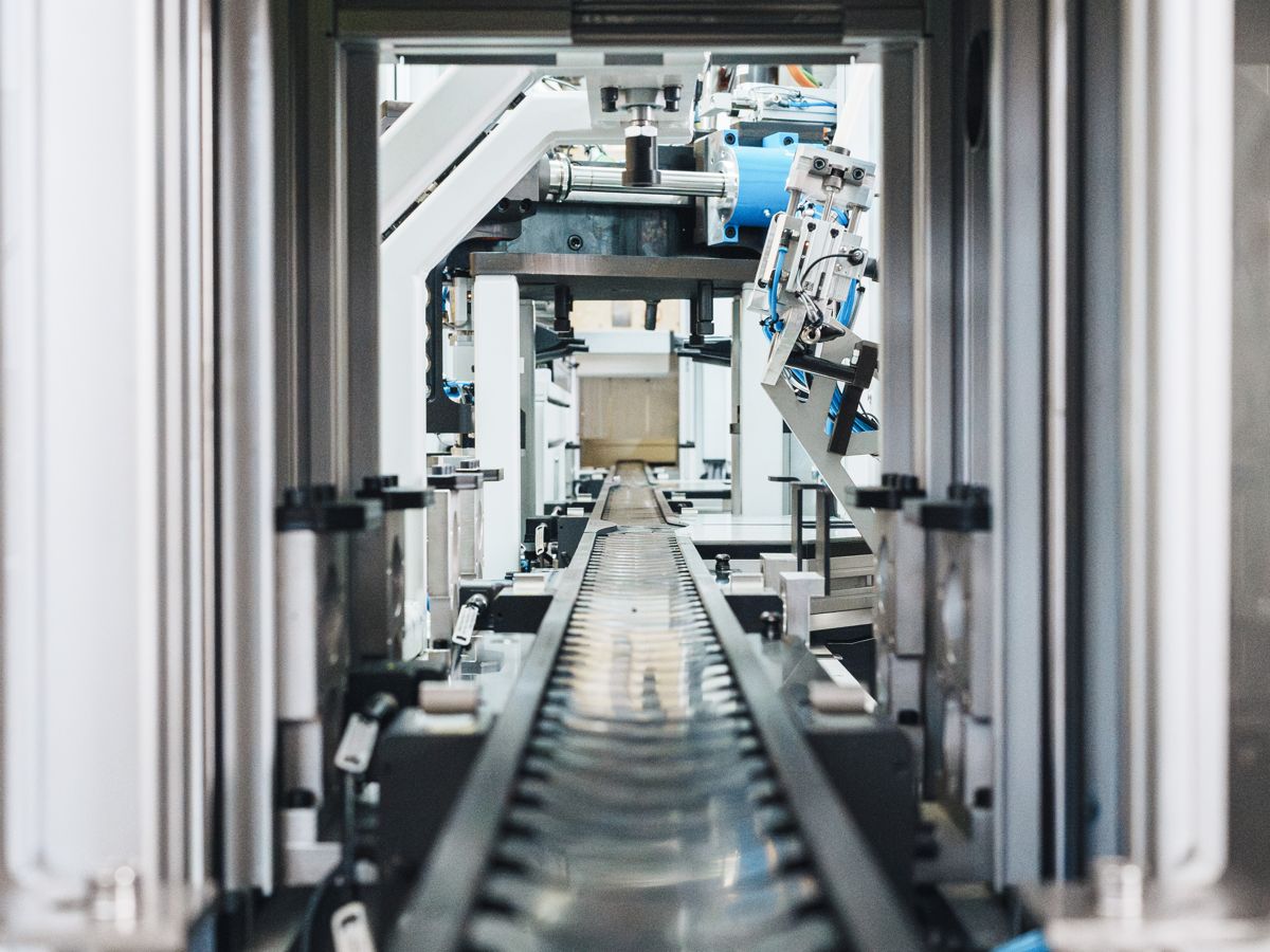 Linked assembly line with workpiece carriers