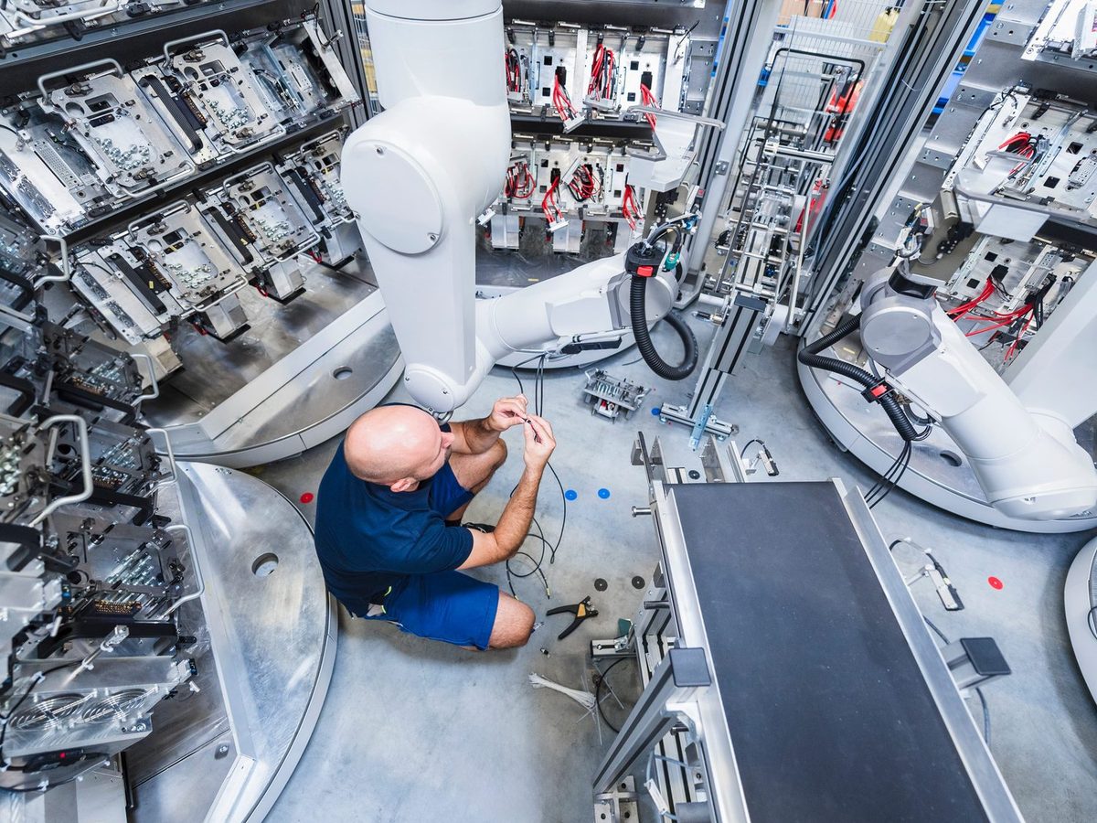 Servicetechniker bei Wartungsarbeiten an einer Anlage
